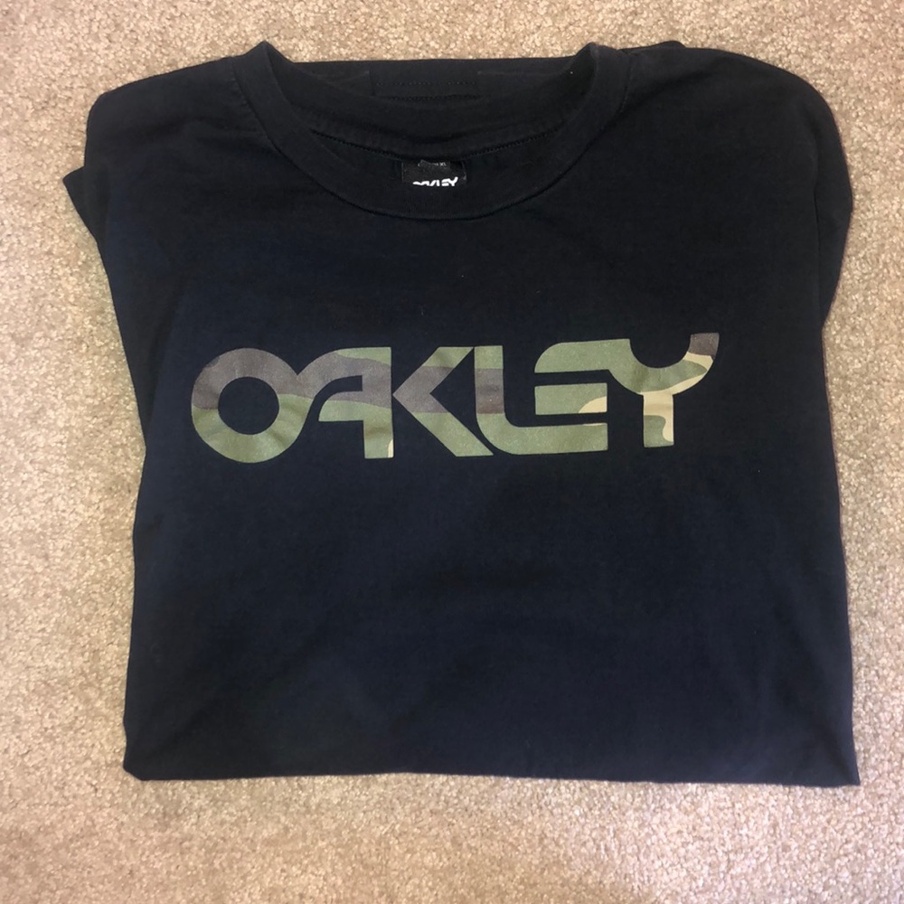 Men’s XL Oakley long sleeve Tee